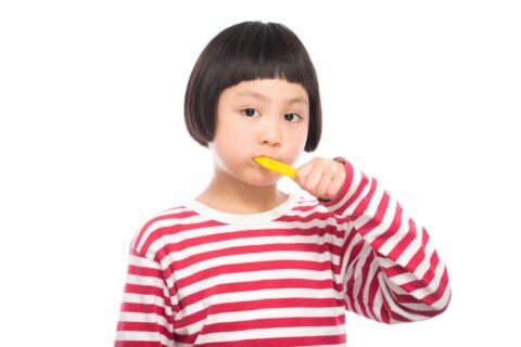 歯磨きする女の子