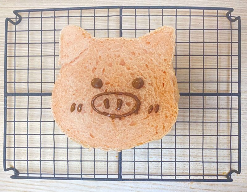 ブタの顔を描いた食パン