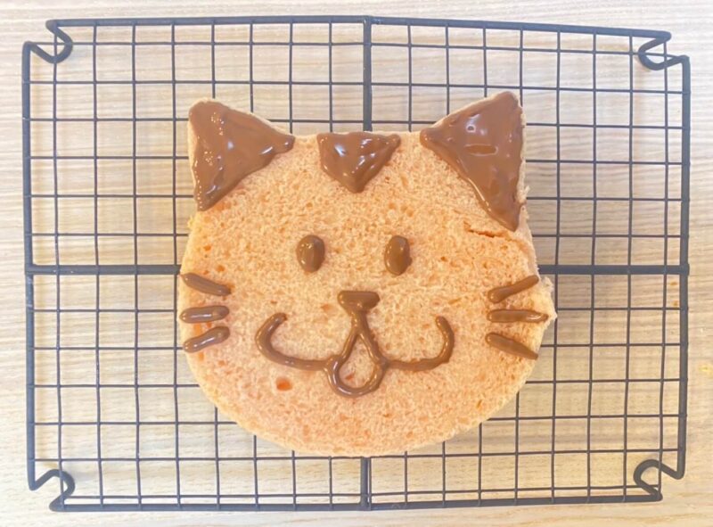 ネコの絵を描いた食パン