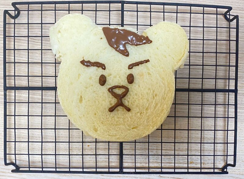 クマの顔を描いた食パン