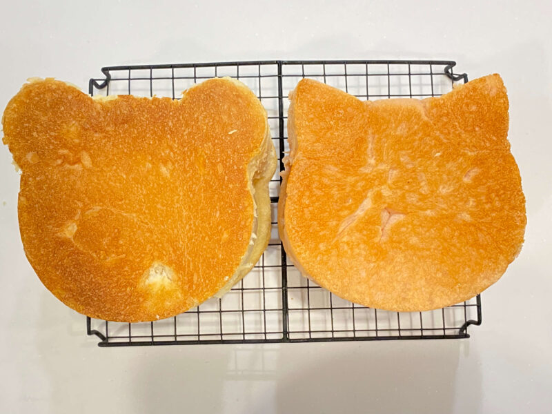 ネコとクマの食パン型で焼いたパン
