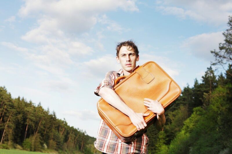 荷物を抱える男性の写真