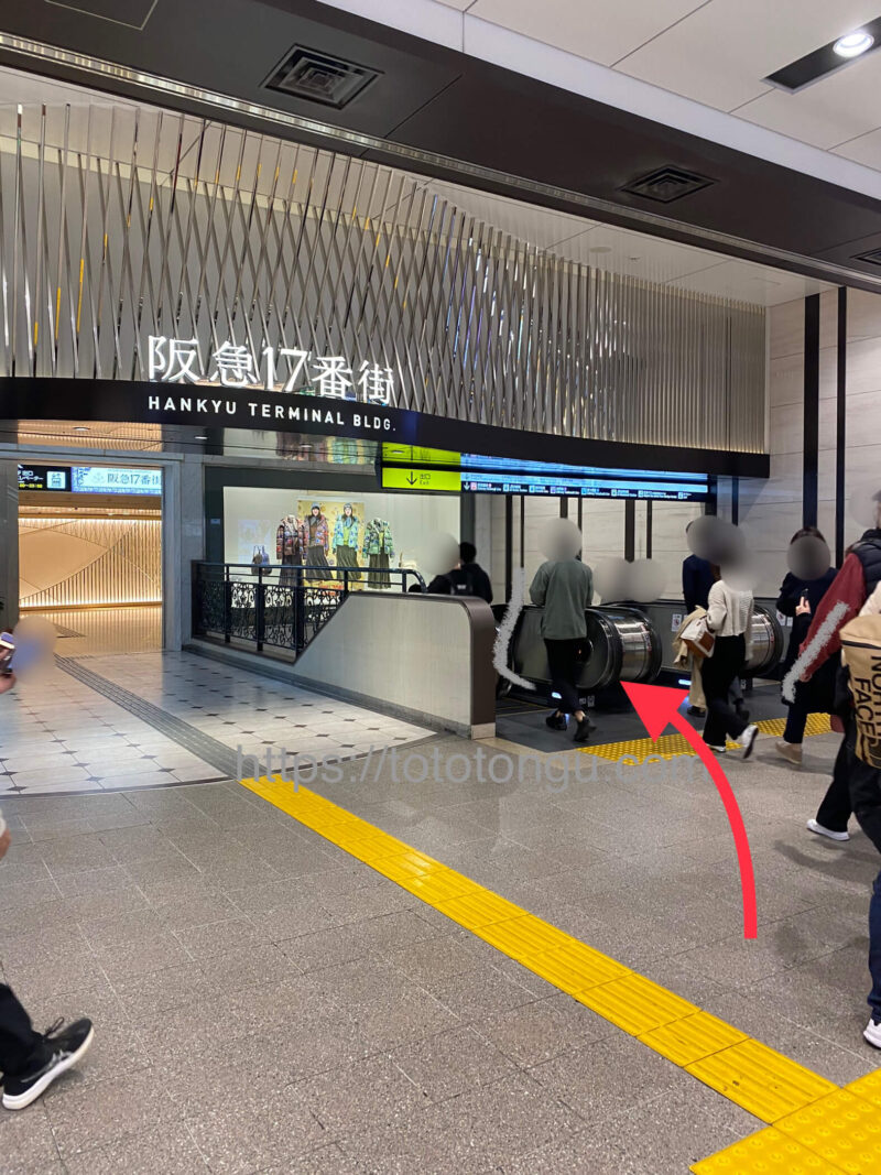 阪急梅田駅からエスカレーターを下る