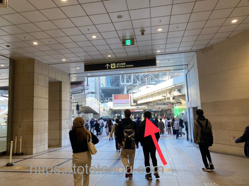 阪急百貨店の近くの信号を渡る画像